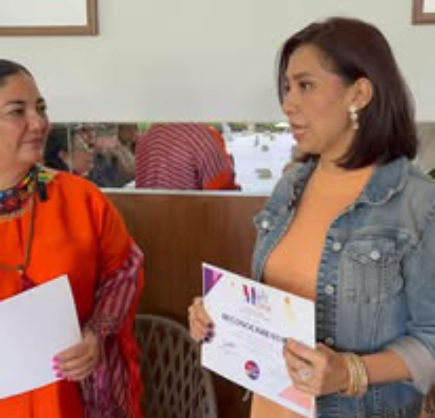 Entrega de reconocimiento a invitada especial